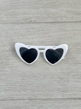 White heart-shapped sun glasses